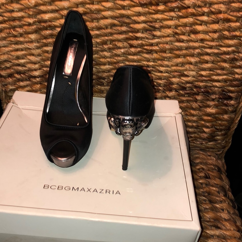 BCBG MAXAZRIA Black Satin pumps Size 6